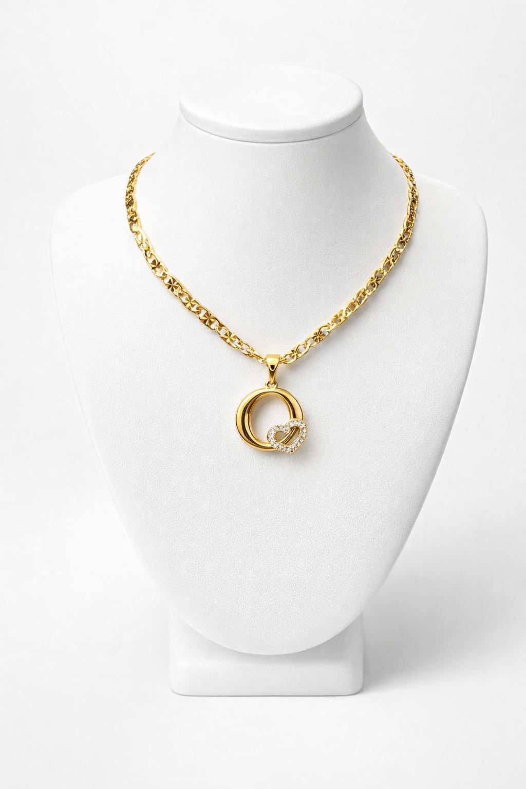 Collar con un dije de la letra O